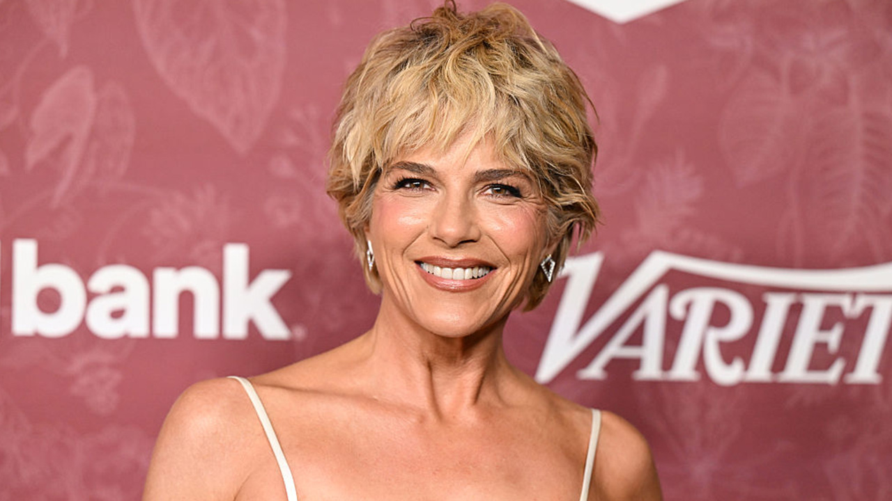Selma Blair arrested, taken to hospital after allegedly attacking flight attendants — KTVU FOX 2 Bay Area